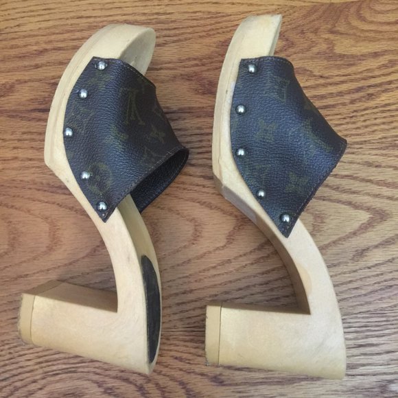 VINTAGE MULES CLOGS WOMENS 40 BROWN COATED CANVAS PLASTIC PLATFORM HEELS BOHO - Picture 3 of 16